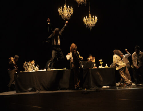 Danseurs en mouvement autour et sur une table pour le spectacle Opening.