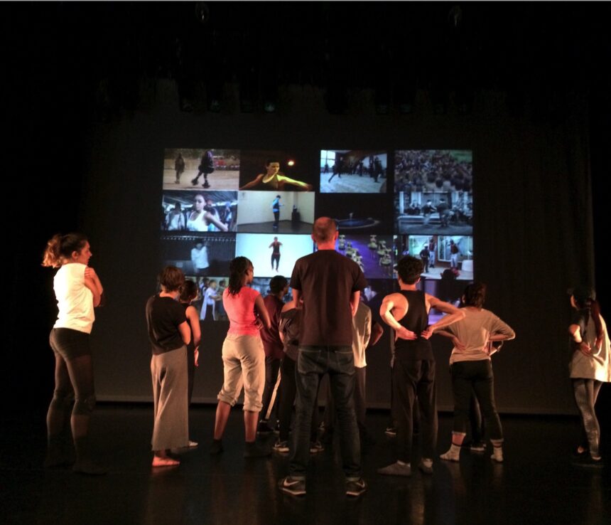 Danseur tourné vers un écran pour le spectacle Post Danse.