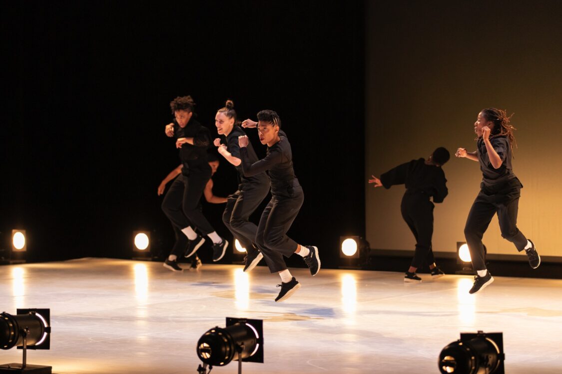 Danseuses sur scène, sautant en même temps lors du spectacle.