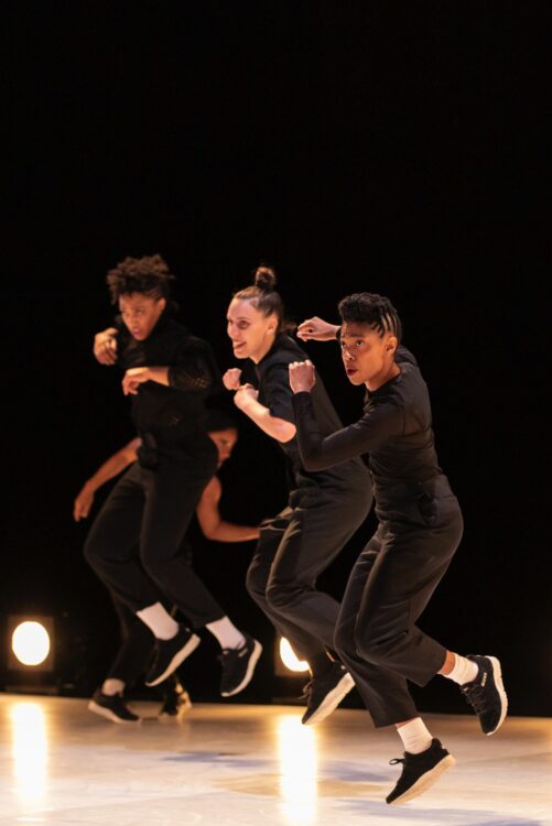 Danseuses sur scène, sautant en même temps lors du spectacle.