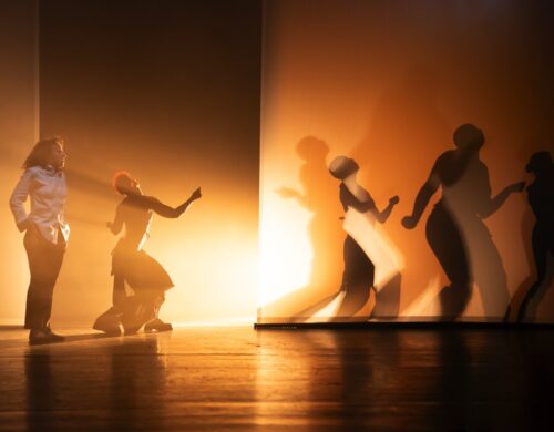 Danseuses en mouvement, jeu d'ombre et de lumière jaune.