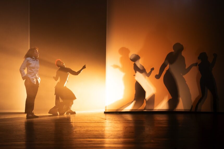 Danseuses en mouvement, jeu d'ombre et de lumière jaune.