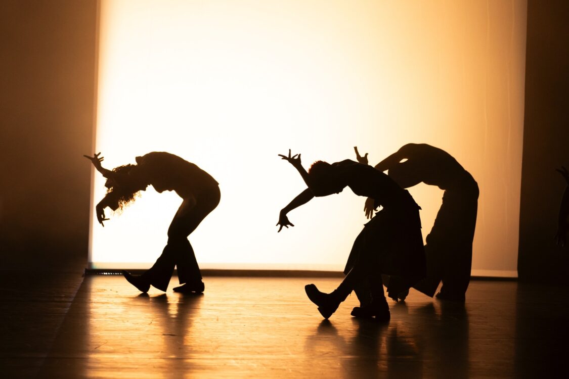 Danseuses en mouvement, jeu d'ombre et de lumière jaune.