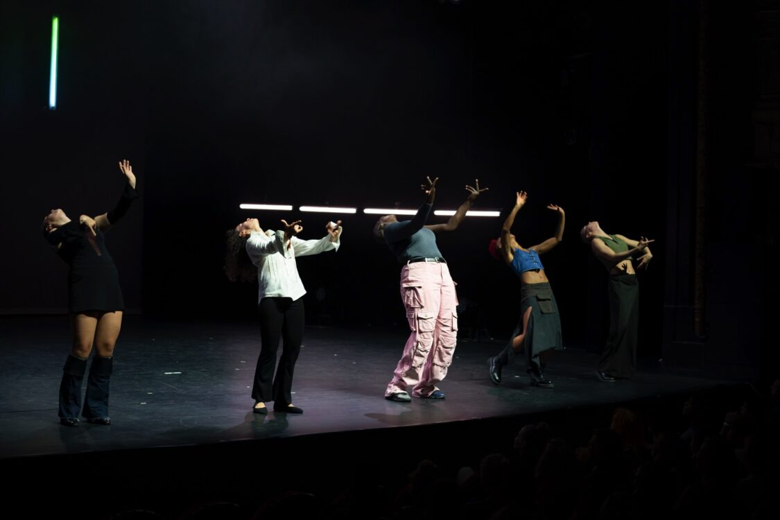 Danseuses en mouvement, décor noir pour le spectacle Stuck..