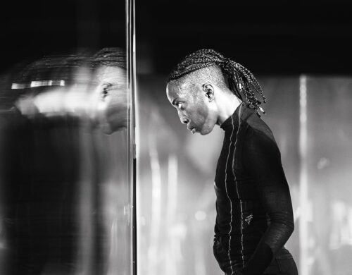 Photo en noir et blanc. Danseur regardant devant une glace.