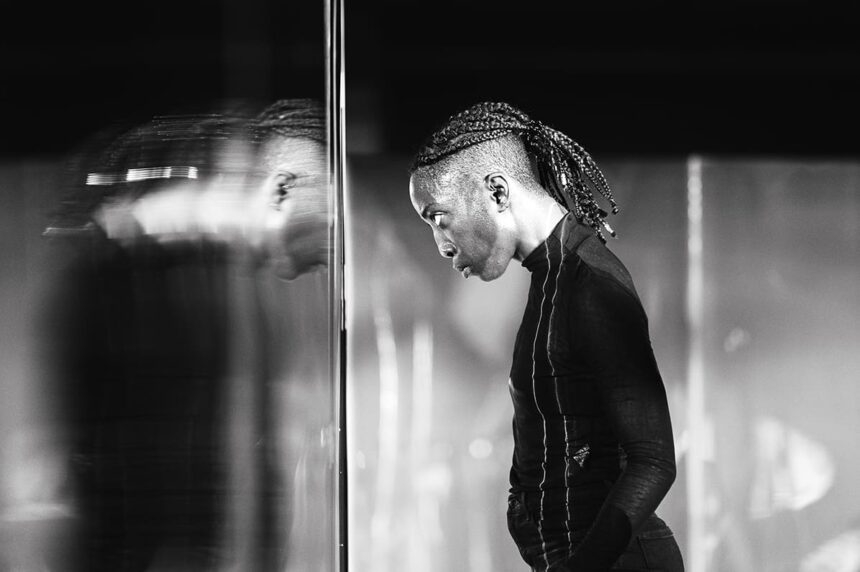 Photo en noir et blanc. Danseur regardant devant une glace.