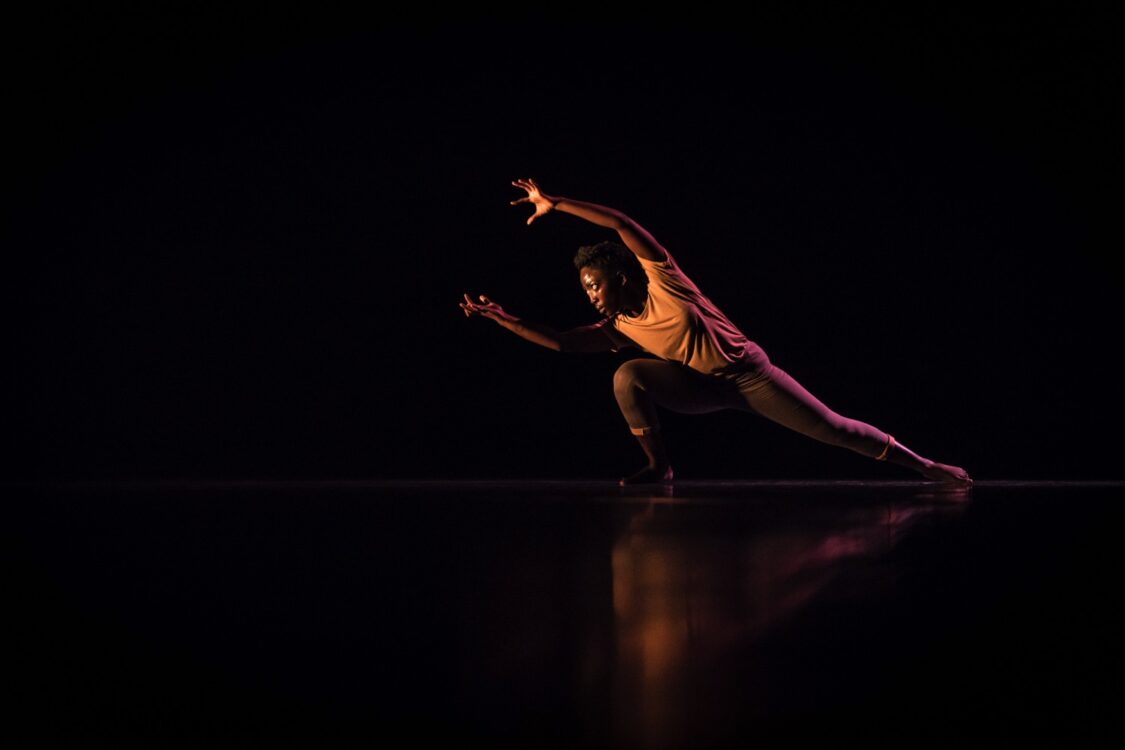 Danseuse dans un décor sombre pour le spectacle Shapeshifting