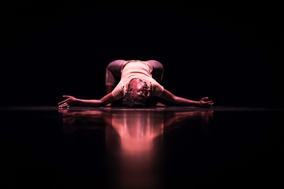 Danseuse dans un décor sombre pour le spectacle Shapeshifting