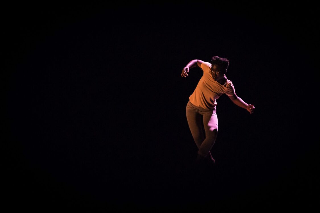 Danseuse dans un décor sombre pour le spectacle Shapeshifting