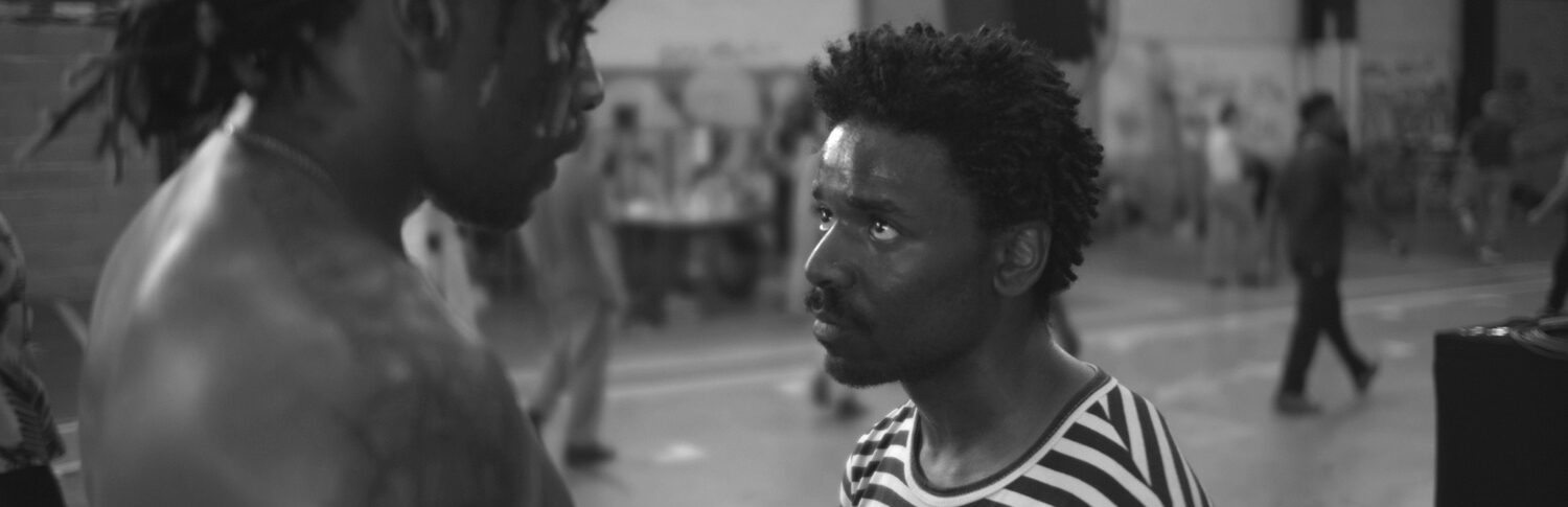 Photo en noir et blanc. Deux danseurs se faisant face.