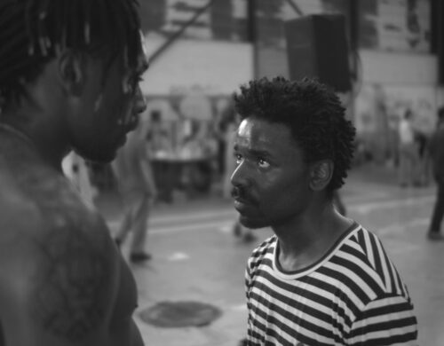 Photo en noir et blanc. Deux danseurs se faisant face.
