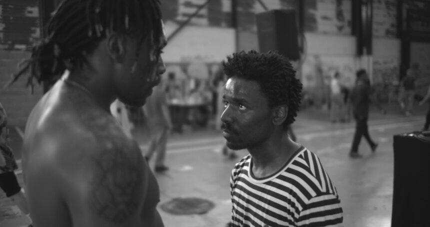 Photo en noir et blanc. Deux danseurs se faisant face.