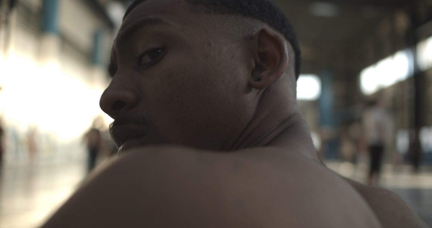 Danseur en plan rapproché tournant sa tête à la caméra.