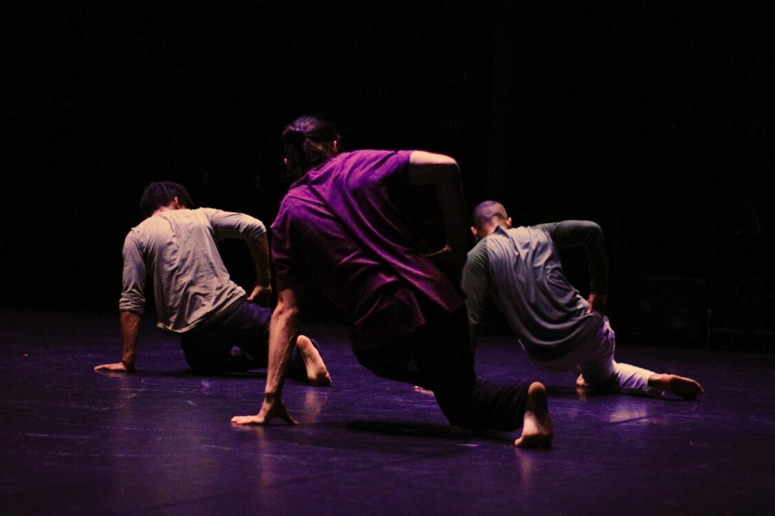 Trois danseurs en mouvement synchronisés au sol pour le spectacle Wild Cat.