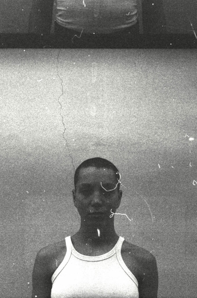 Photo portrait en noir et blanc de l'artiste Suzanne Degennaro.