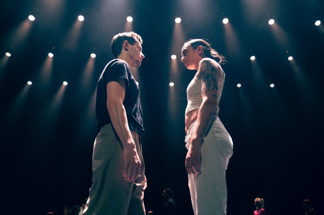 Contreplongée de deux danseurs se faisant face durant le spectacle Témoin.