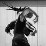 Photo en noir et blanc. Danseuse en mouvement.