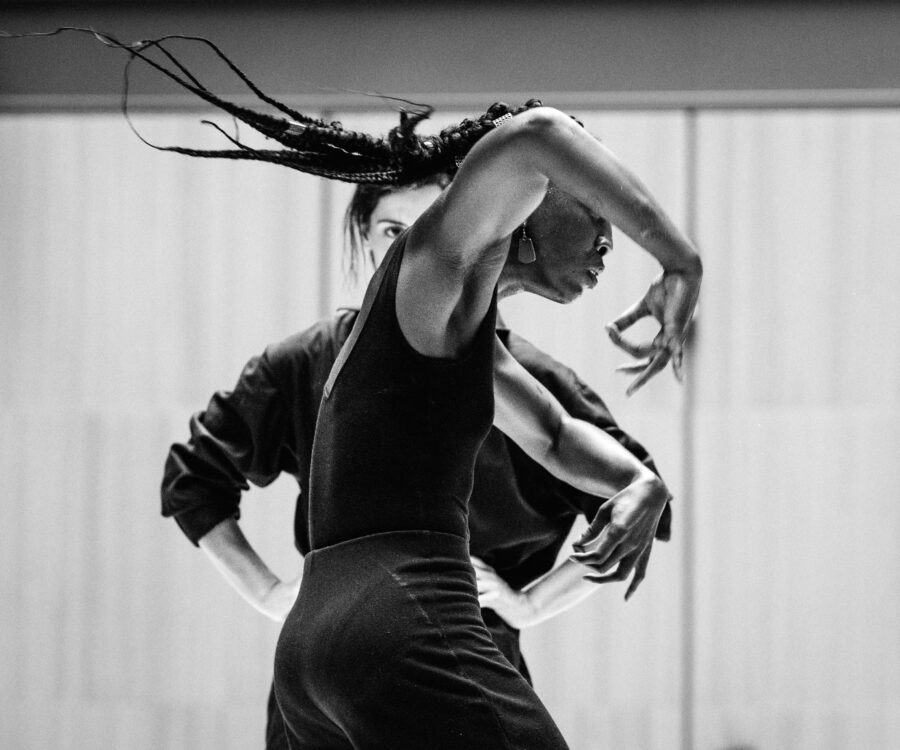 Photo en noir et blanc. Danseuse en mouvement.