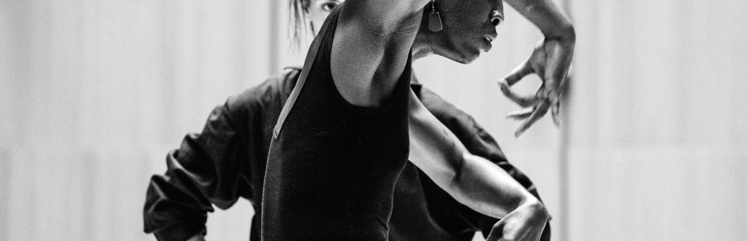 Photo en noir et blanc. Danseuse en mouvement.