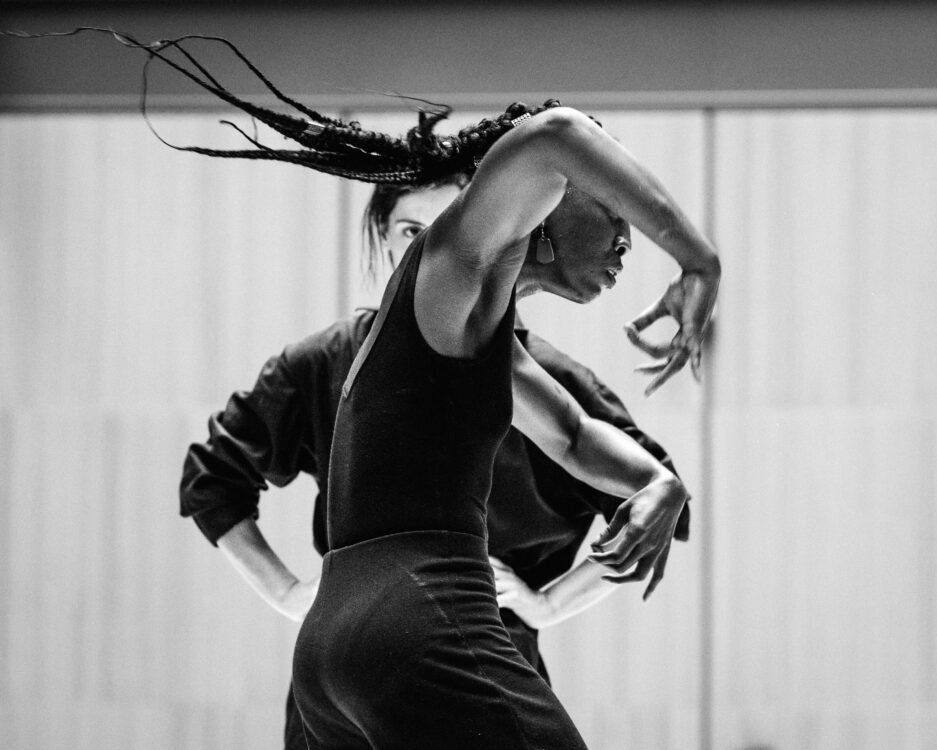 Photo en noir et blanc. Danseuse en mouvement.