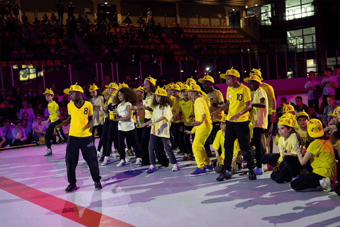 Photo d'une classe en mouvement.