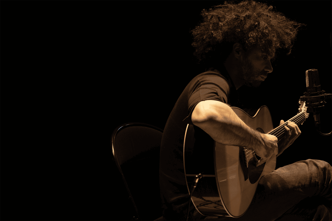 Photo de l'artiste Nosfell à la guitare acoustique.