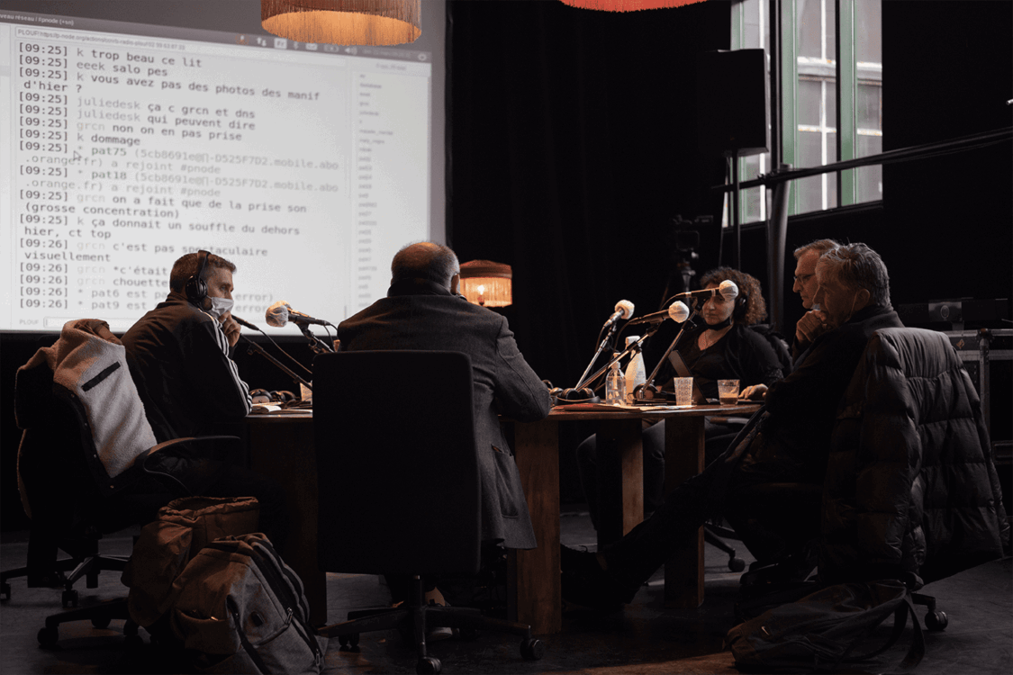 Photo de chaque personne autour d'une table pour le podcast.