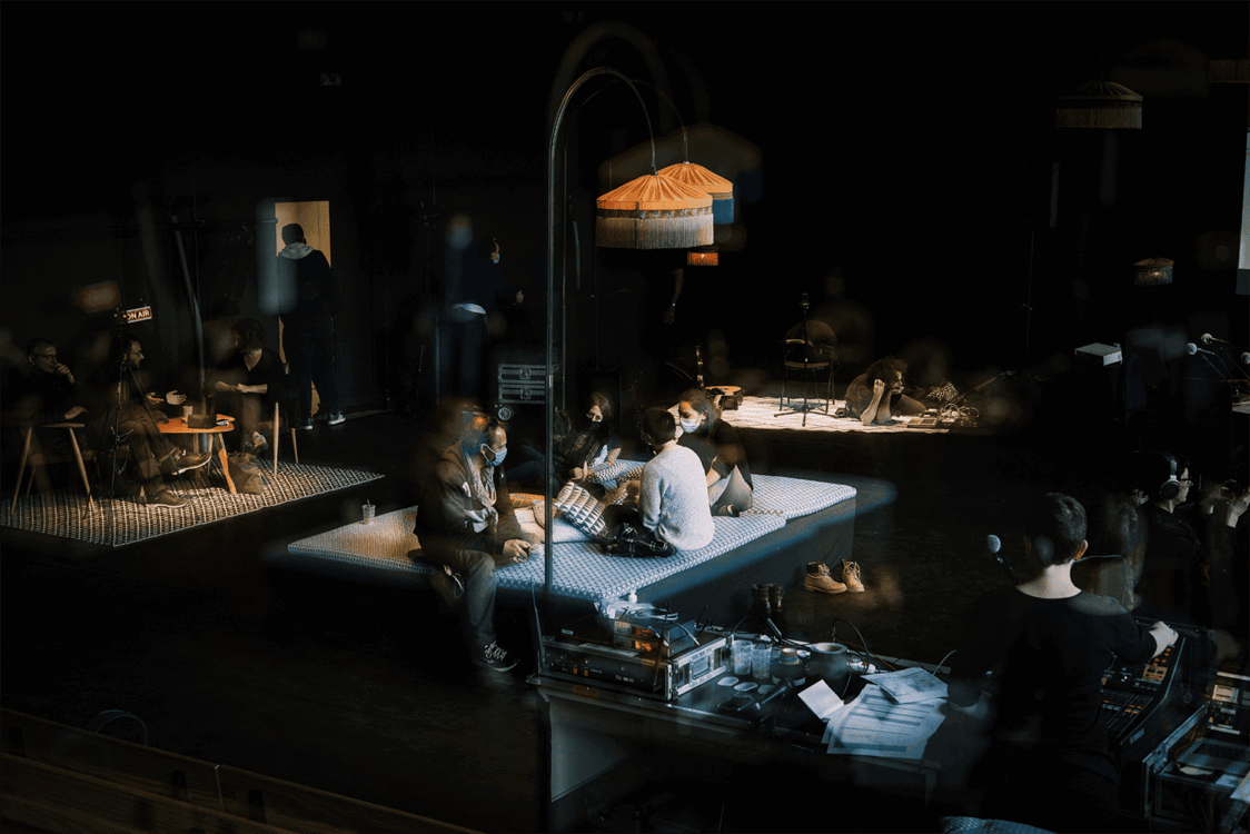 Photo plan large du studio de radio.