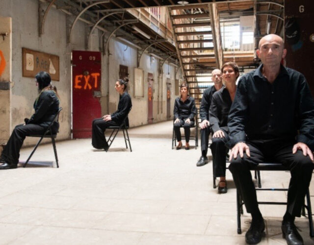 Des personnes assises sur des chaises à plus ou moins longue distance de la caméra.