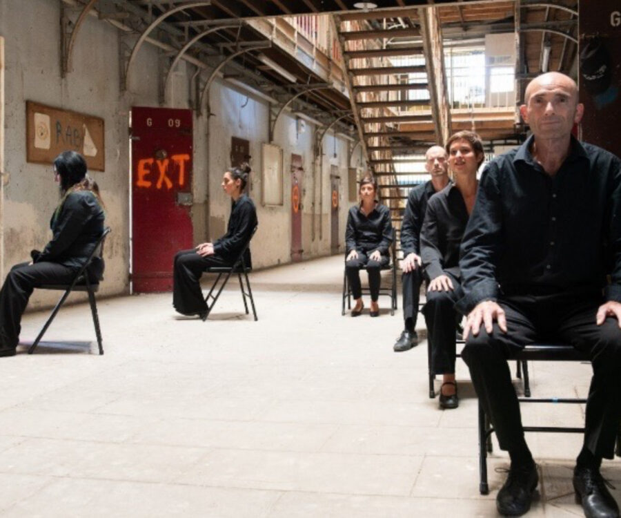 Des personnes assises sur des chaises à plus ou moins longue distance de la caméra.