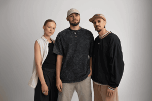 Photographie des trois artistes.