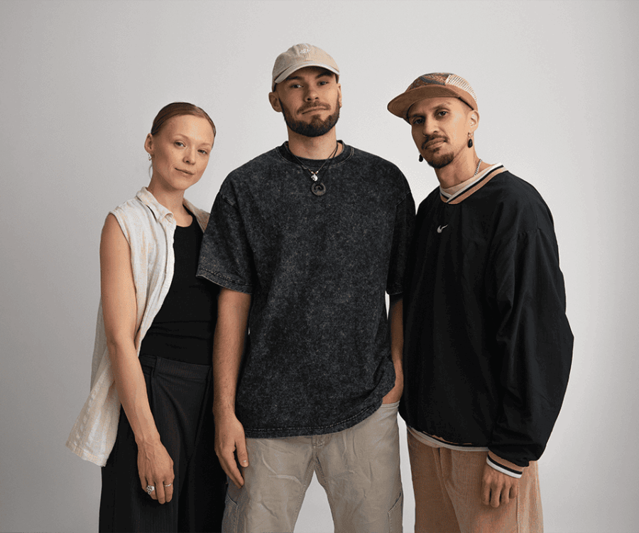 Photographie des trois artistes.