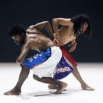 Photographie de la pièce Jogo de Dentro où les deux danseurs sont en mouvement.