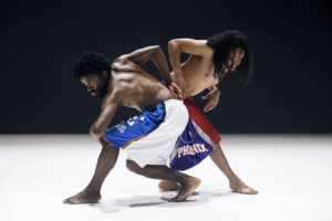 Photographie de la pièce Jogo de Dentro où les deux danseurs sont en mouvement.