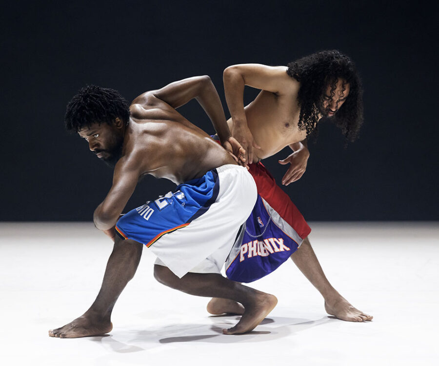 Photographie de la pièce Jogo de Dentro où les deux danseurs sont en mouvement.