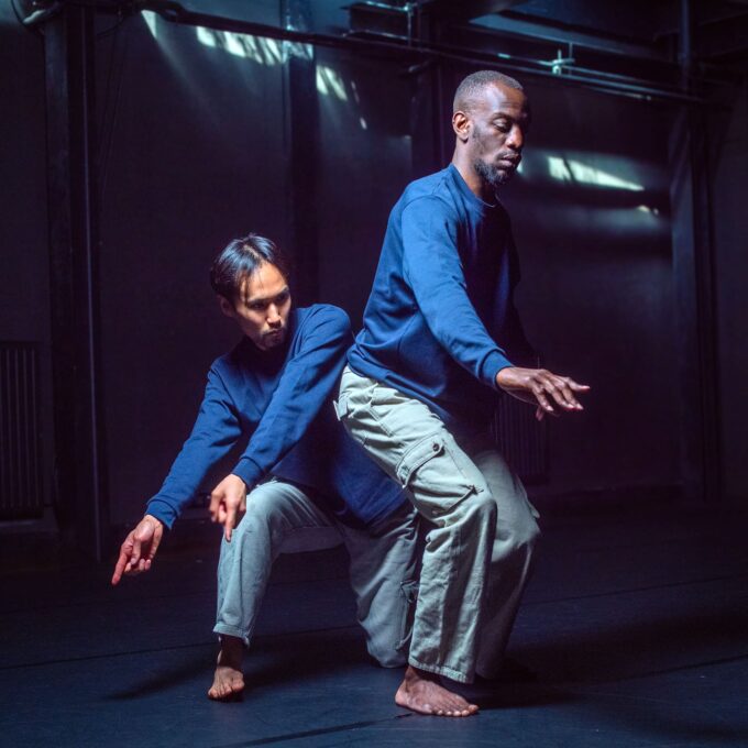 Photo des artistes Andrège Bidiamambu et Seren Kano durant la performance Quatre Trois.