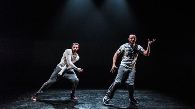 Photo de deux à danseurs en mouvement. À droite, Bouzid Ait Atmane.
