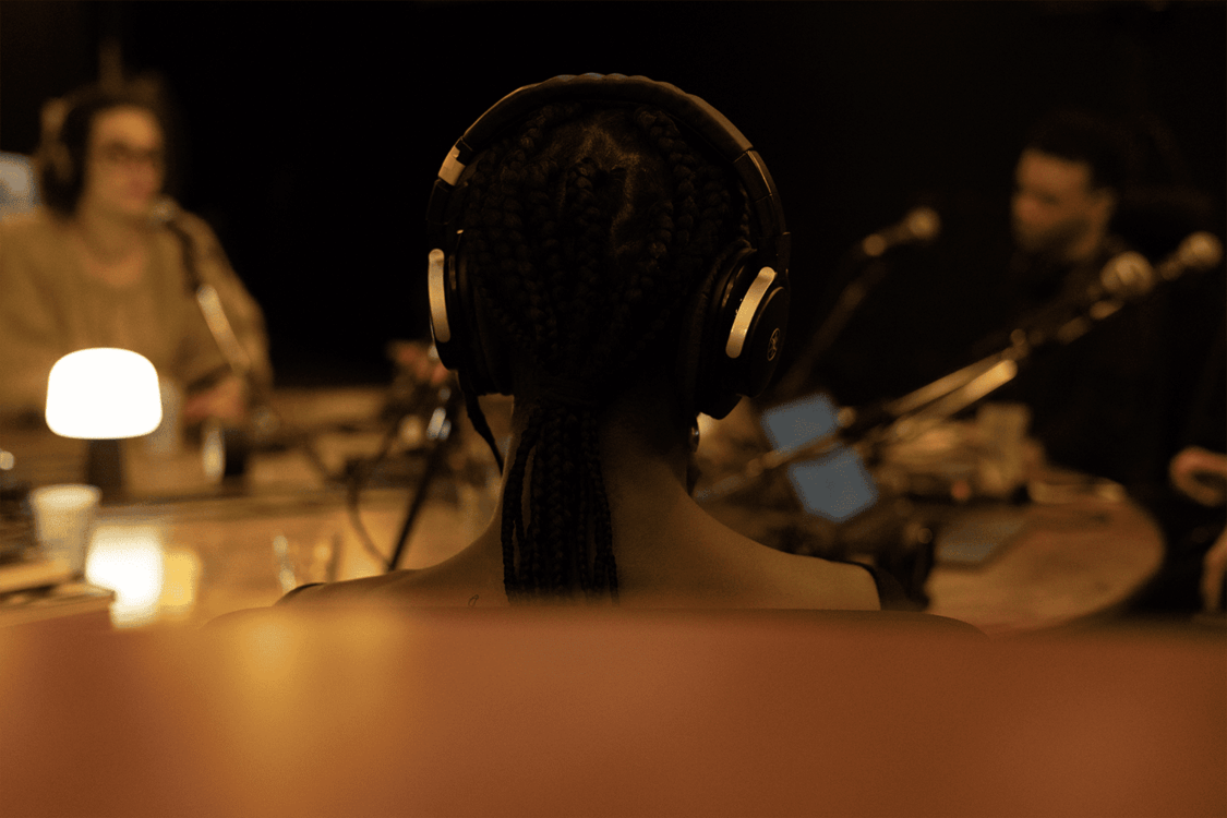 Photo de dos en table ronde.