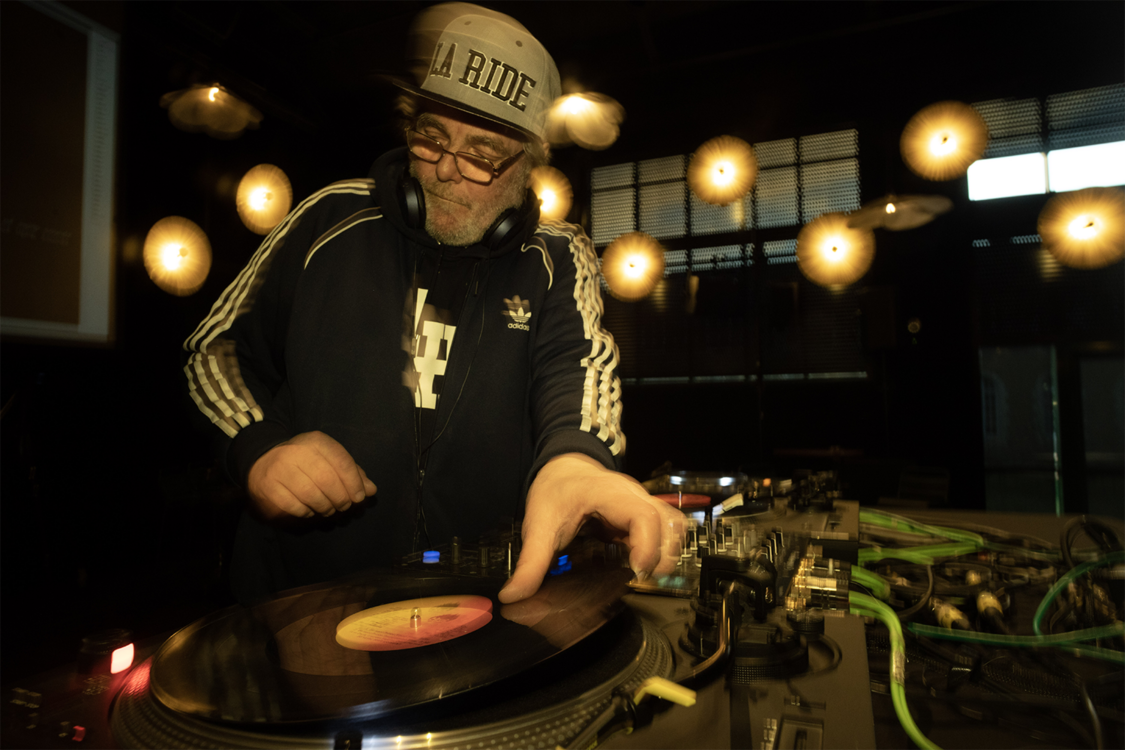 Photo d'un DJ en plan rapproché.