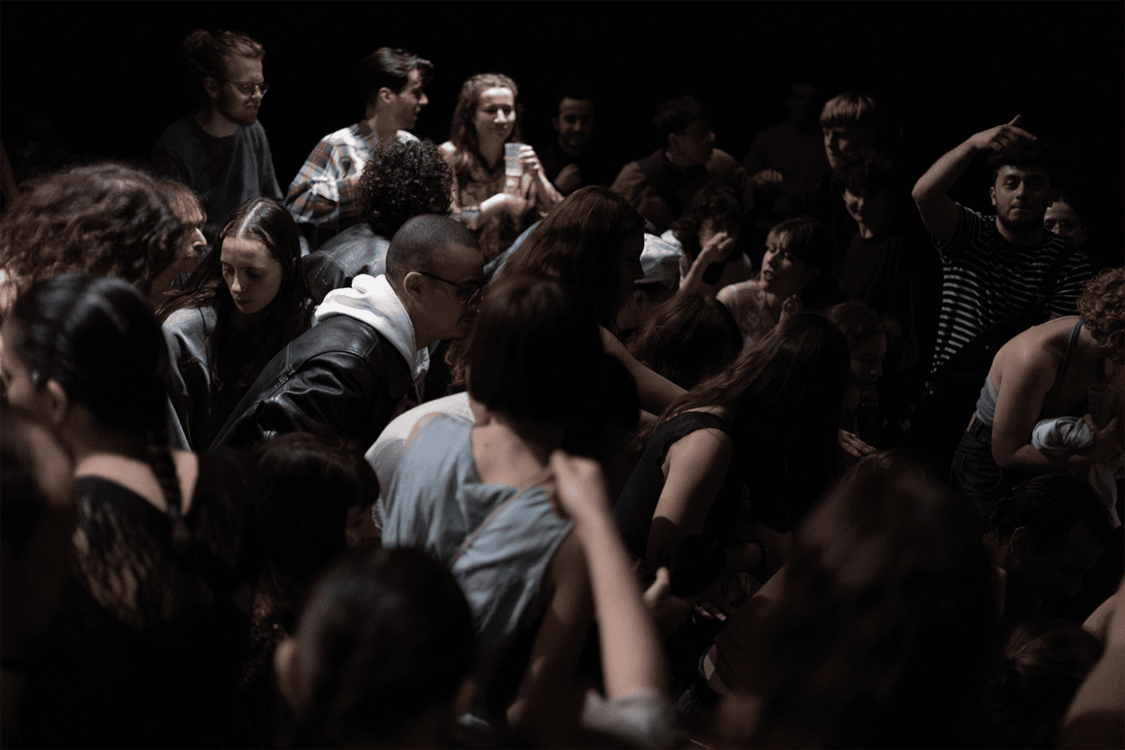 Photo de personnes en mouvement.